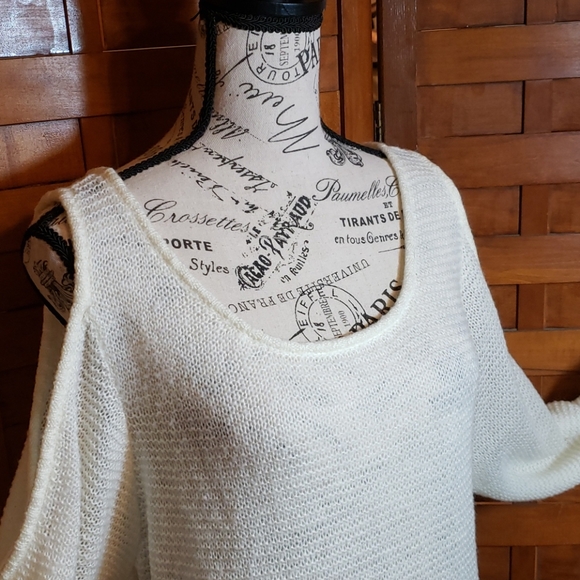 JustFab Sweaters - Cold shoulder sweater